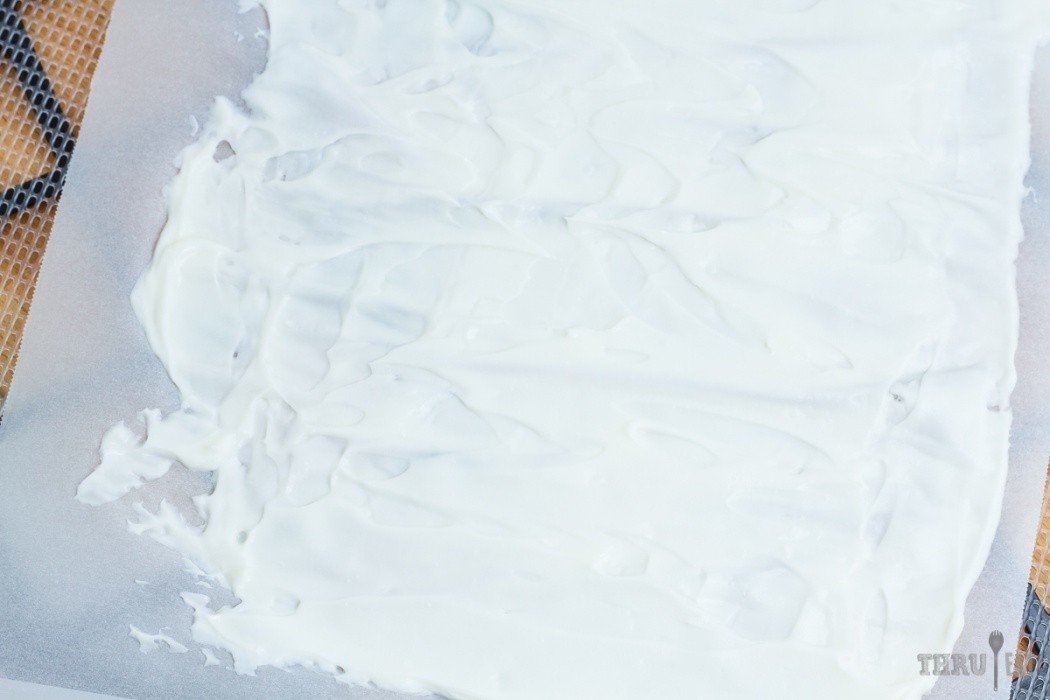 Use ParaFlexx sheets or parchment paper to dry yogurt Greek yogurt spread on parchment paper