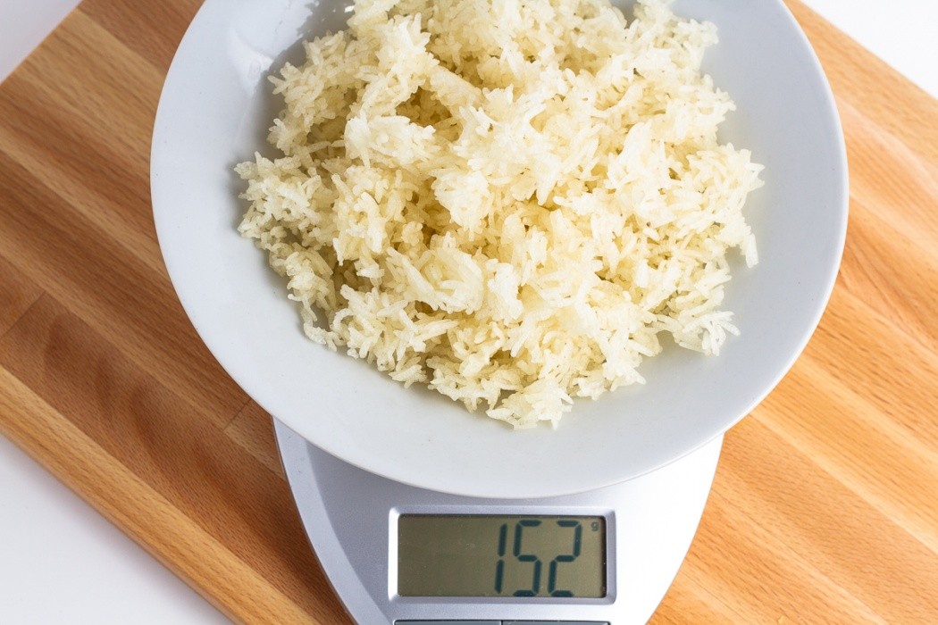 Dehydrated rice will have a slight yellow tint to it, but it goes away when rehydrated 152 grams of dehydrated jasmine rice