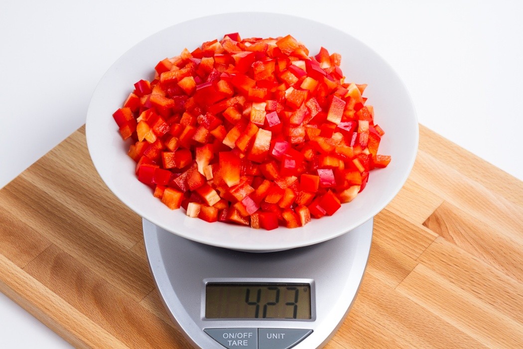 Diced bell peppers will dehydrate significantly quicker than sliced 423 grams of diced red bell peppers on a scale