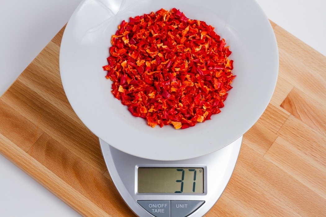 Dried bell pepper should be semi-crispy but can sometimes be mildly tacky 37 grams of dried red bell peppers