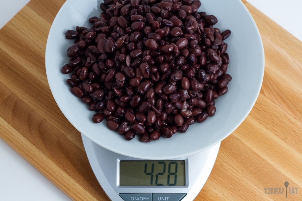 428 grams of canned black beans on a scale