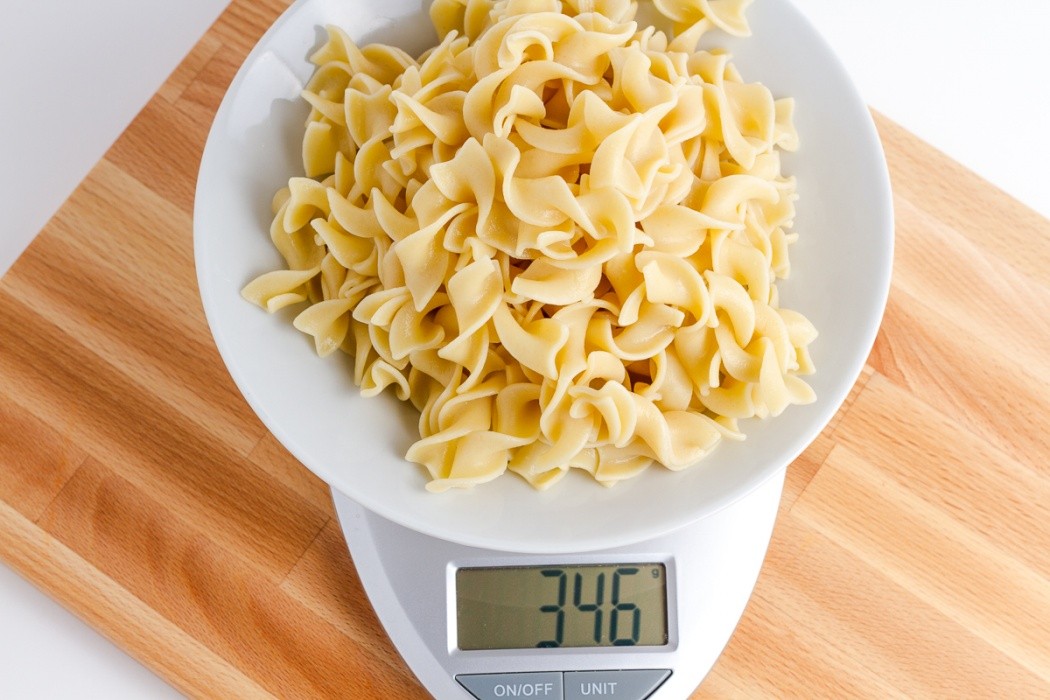 346 grams of cooked egg noodles on a scale