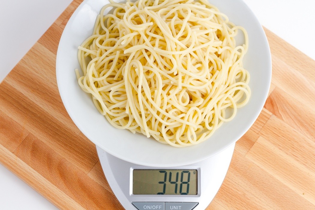 348 grams of cooked thin spaghetti on a scale