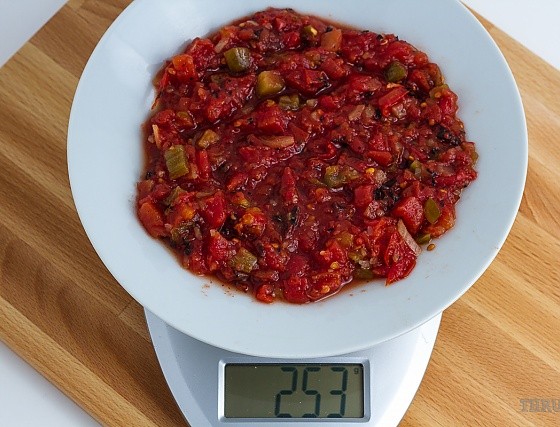 253 grams of salsa on a scale
