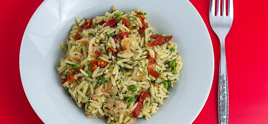 pesto shrimp orzo with peas and sun dried tomatoes