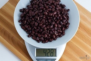 428 grams of canned black beans on a scale