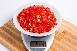 423 grams of diced red bell peppers on a scale