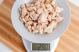 290 grams of canned chicken on a scale