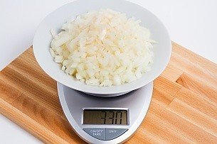 330 grams of diced onions on a scale