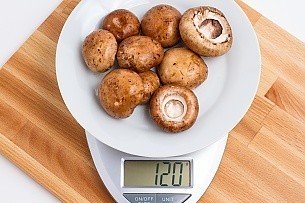 120 grams of baby bella mushroom on a scale